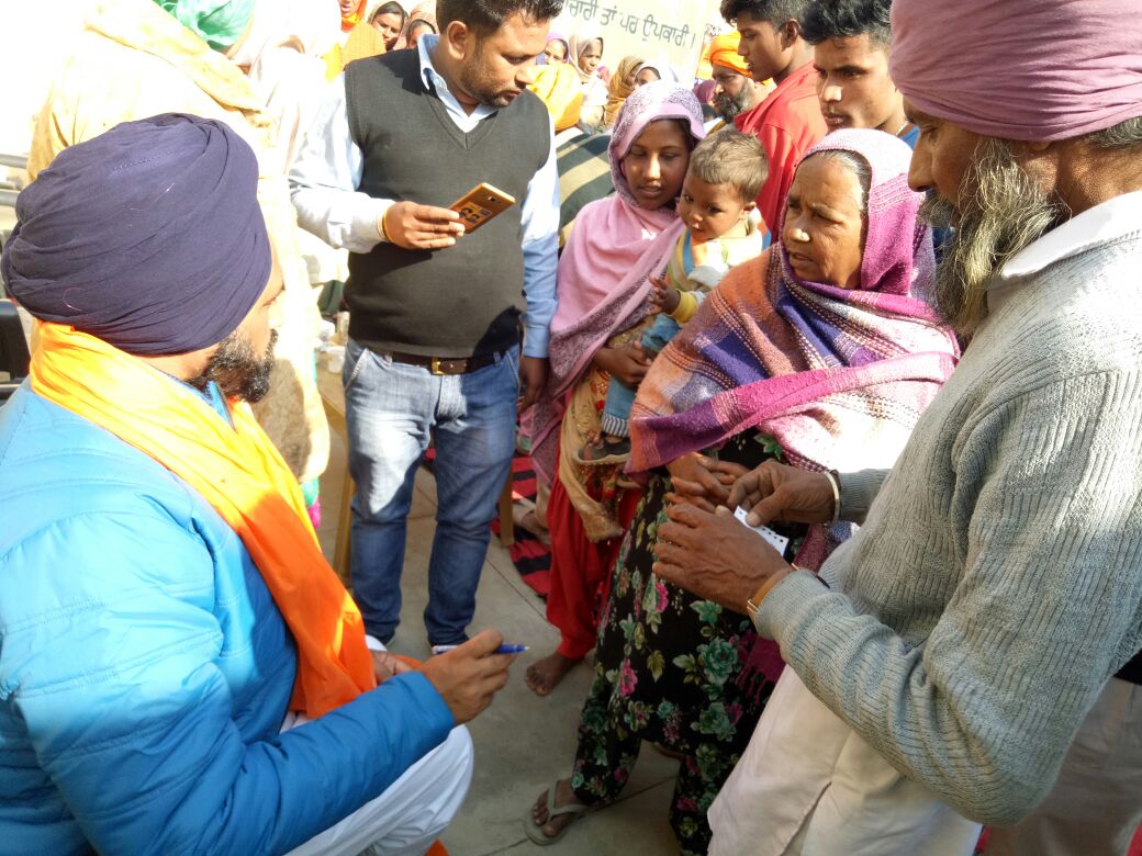 officialYAD's tweet photo. ਸ਼ਿਰੋਮਣੀ ਅਕਾਲੀ ਦਲ ਦੇ ਉਮੀਦਵਾਰ @NishanBudhlada ਚੋਣ ਪ੍ਰਚਾਰ ਦੌਰਾਨ ਲੋਕ ਸੇਵਾ ਦੀ ਇਕ ਅਨੋਖੀ ਤਸਵੀਰ ਪੇਸ਼ ਕਰਦੇ ਹੋਏ|  @Akali_Dal_  #MissionFateh2017 https://t.co/TvsvcMLwdl