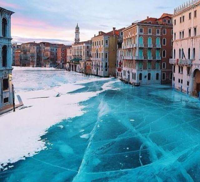 jelenamit1960's tweet photo. Venecija okovana ledom!Prvi put u svojoj istoriji! https://t.co/CKsgjwFouY
