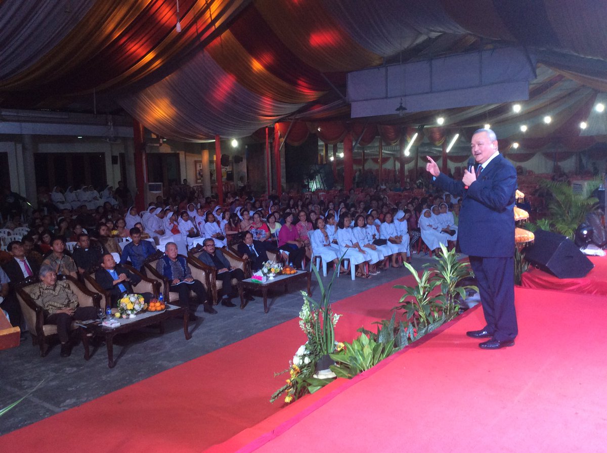 AgusfotoSumsel's tweet photo. Gubernur Sumsel @alexnoerdin menghadiri HUT Ke-50 Paroki Santo Yosep https://t.co/aezMIHsY6w