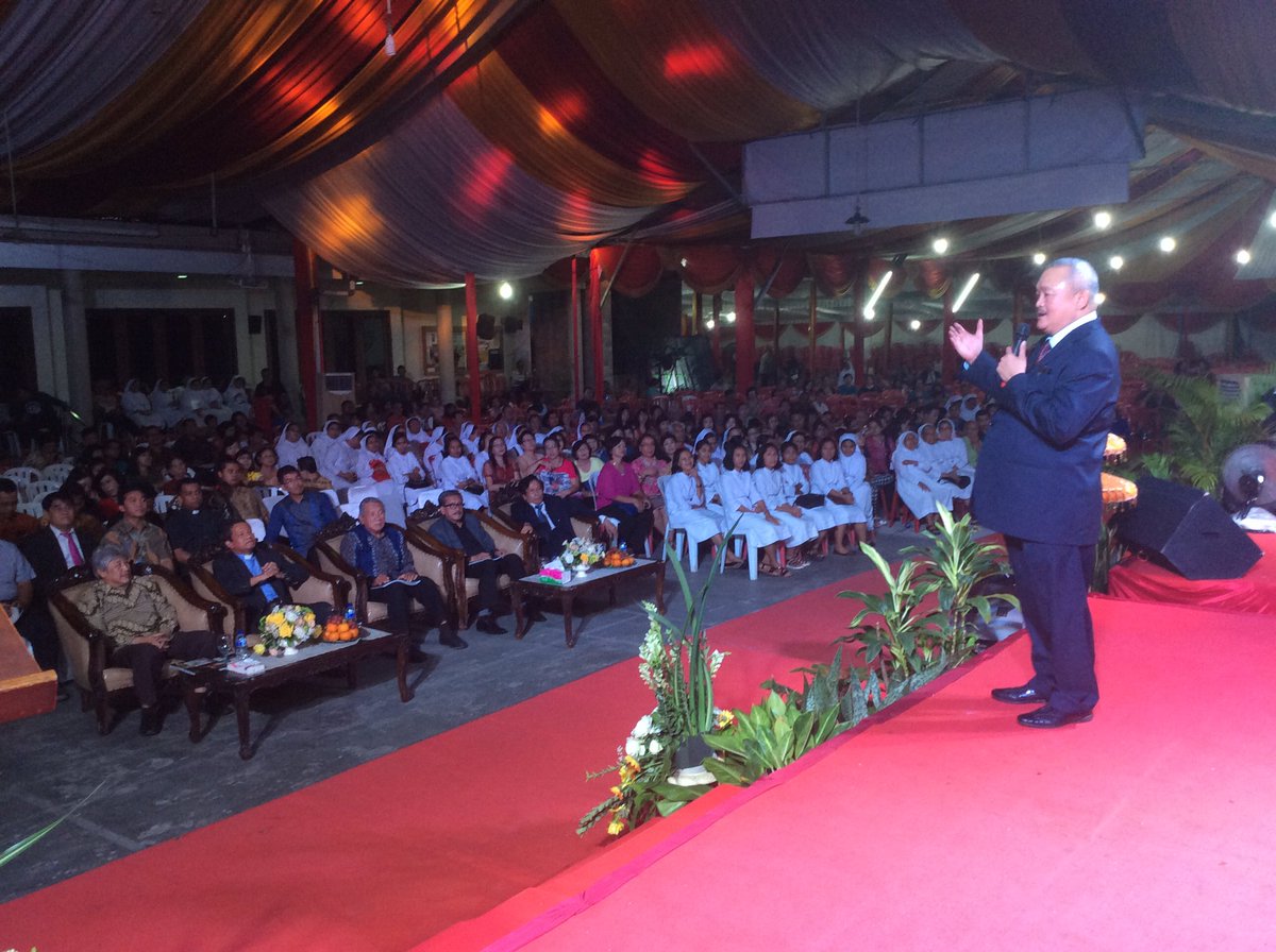 AgusfotoSumsel's tweet photo. Gubernur Sumsel @alexnoerdin menghadiri HUT Ke-50 Paroki Santo Yosep https://t.co/aezMIHsY6w