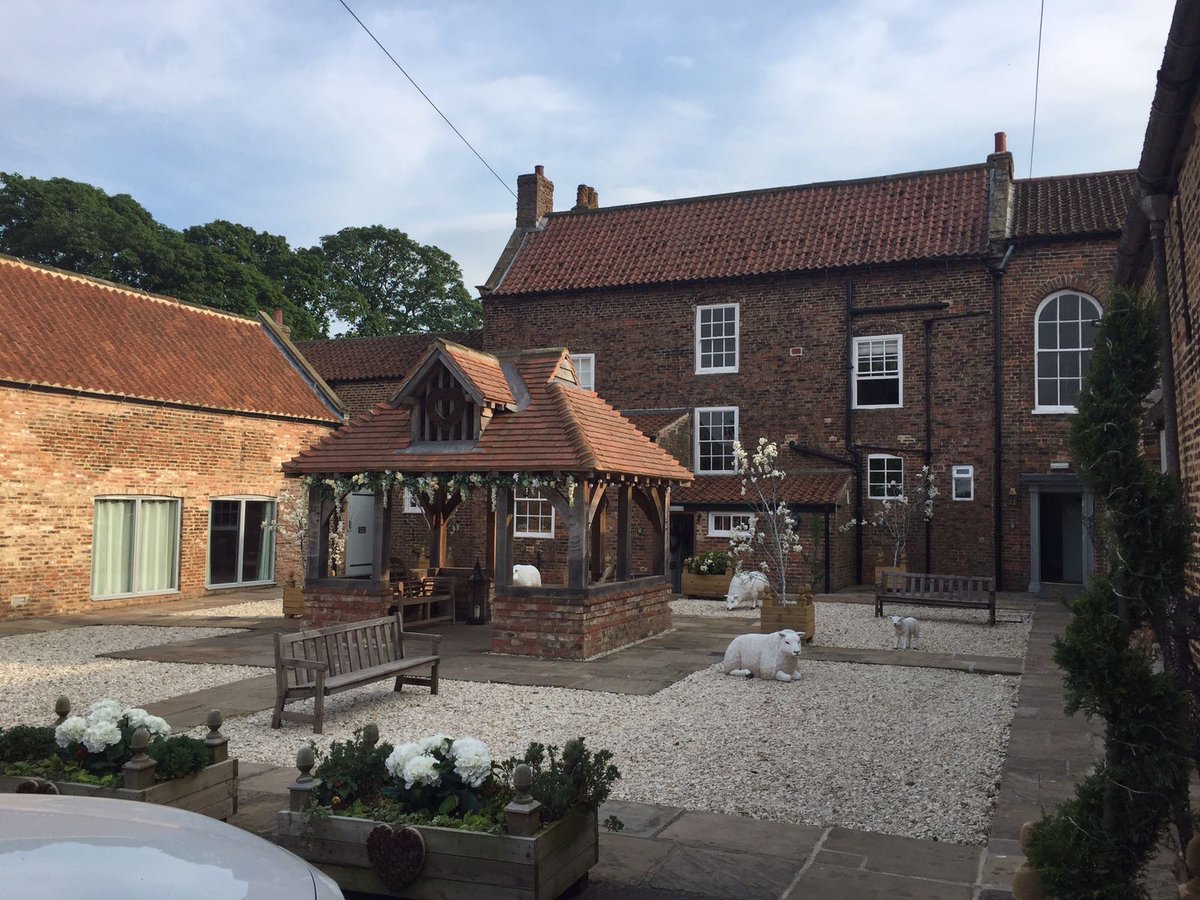 TheCarriageLS29's tweet image. Read our latest blog post on our latest #farmvisit to #HarrisonSpinks #bedblog #interiorsblog thecarriageburley.co.uk/somnus-farm-fa… #SomnusFarmVisit