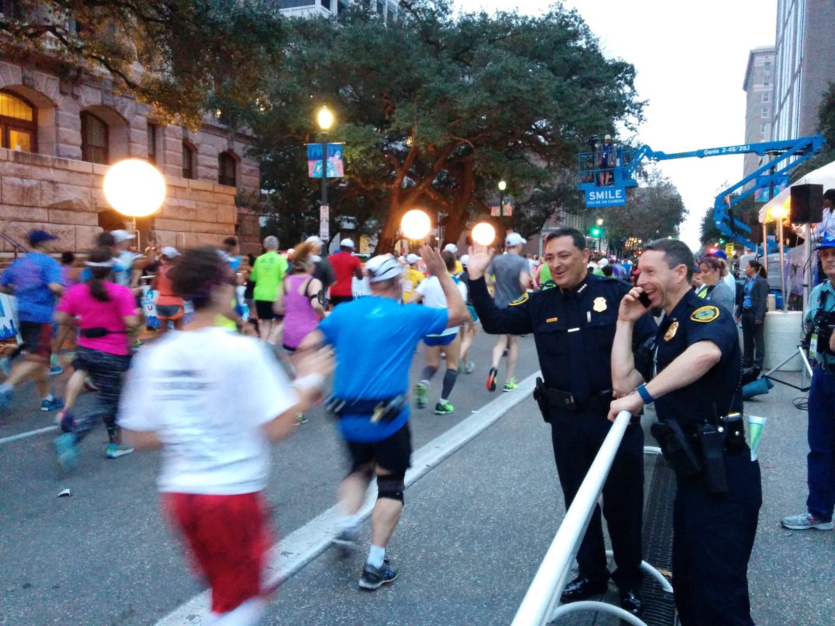 HoustonMarathon's tweet image. We love this photo of Houston Police Chief @ArtAcevedo giving high fives to runners! #HouMarathon