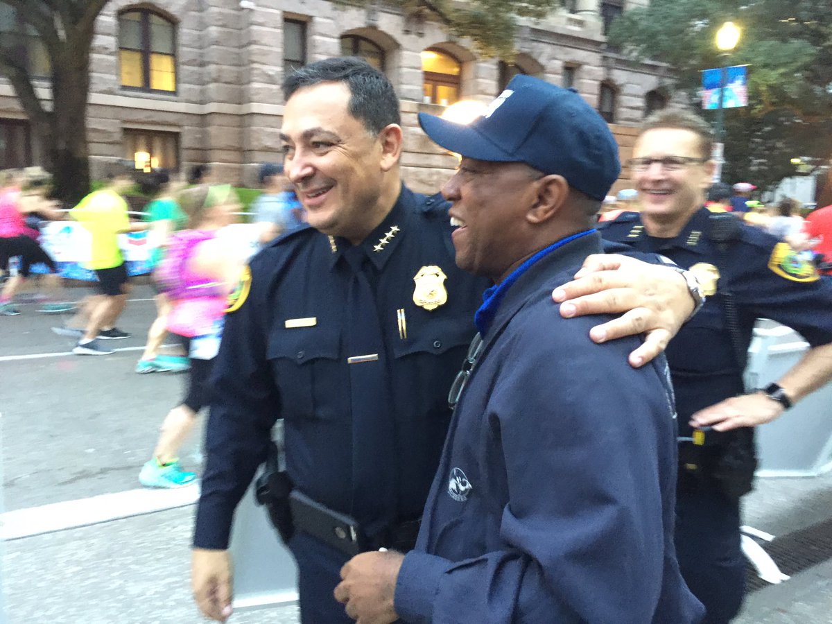 SylvesterTurner's tweet image. It was great to see Chief @ArtAcevedo at @HoustonMarathon start line. #HouMarathon