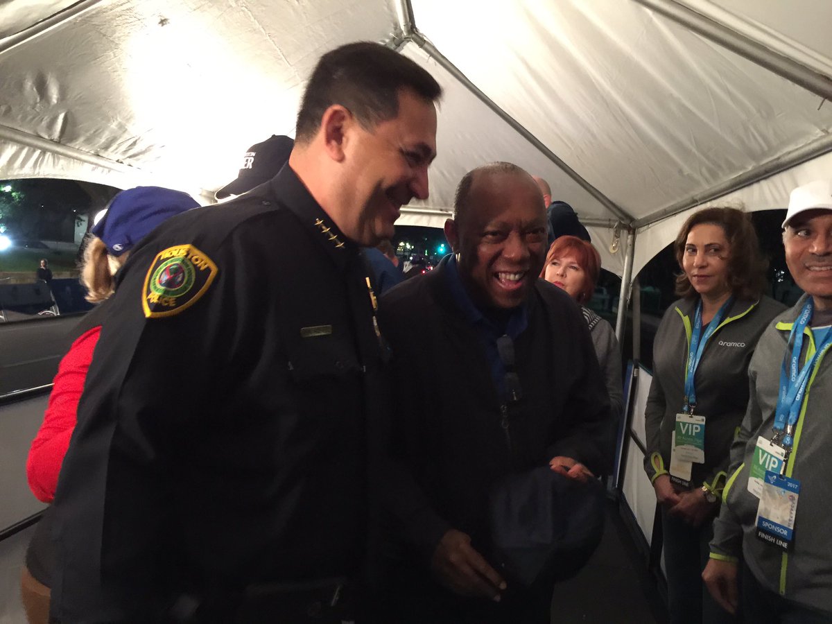 SylvesterTurner's tweet image. It was great to see Chief @ArtAcevedo at @HoustonMarathon start line. #HouMarathon