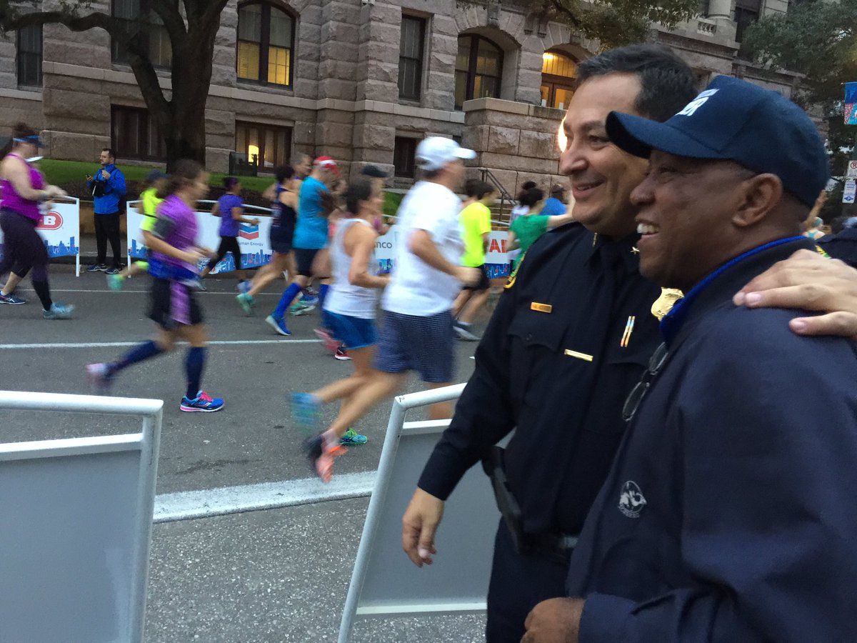 SylvesterTurner's tweet image. It was great to see Chief @ArtAcevedo at @HoustonMarathon start line. #HouMarathon