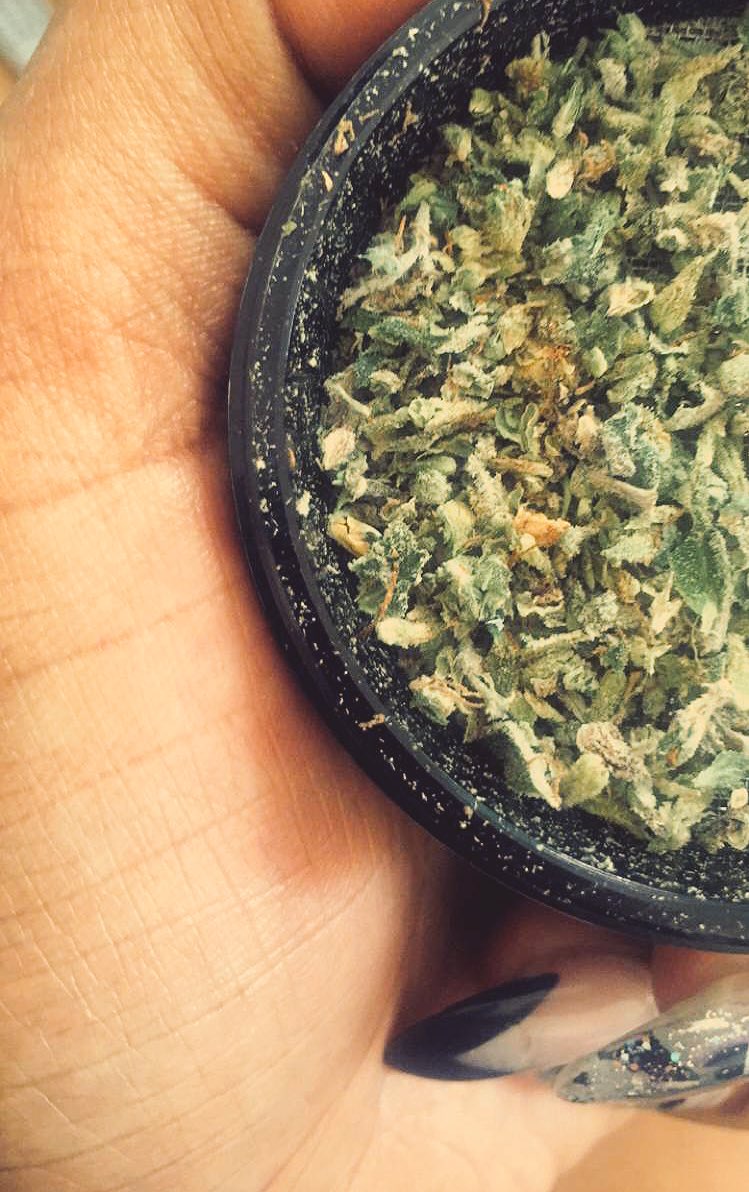 phoenixjinx's tweet photo. Morning #salutations #leafly help me! #crystals #frost https://t.co/bYXqtRgn5J