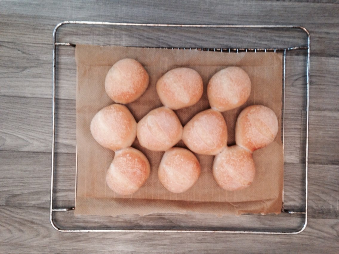 brotwein's tweet photo. Frische selbst gebackene Sonntagsbrötchen. Herrlicher Duft, weiche Krume, dünne splittrige Kruste. https://t.co/KjmPyJWy88