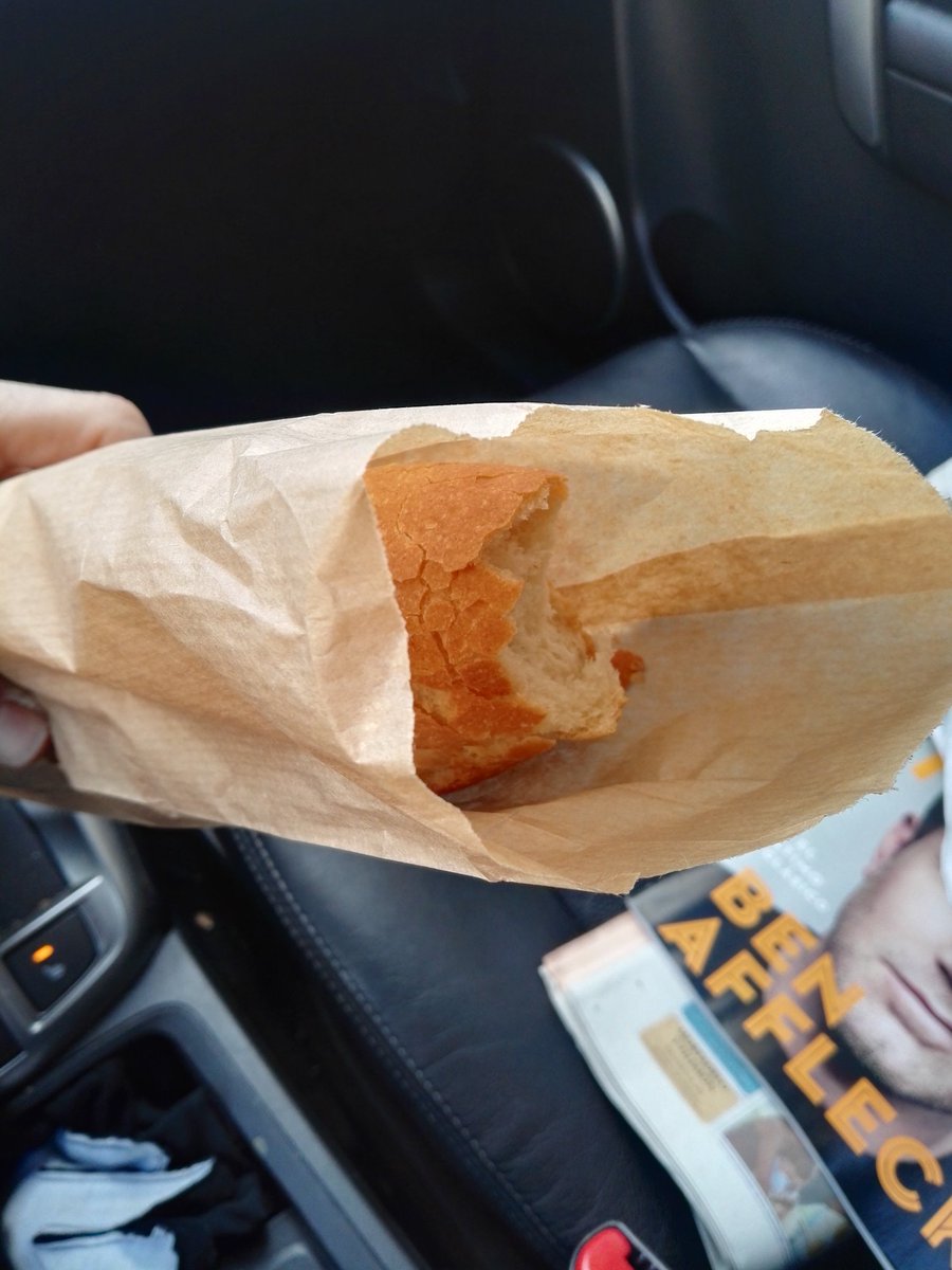 RobertoLealG's tweet photo. Esa imperiosa necesidad de darle un pellizco al piquito de una barra de pan sin sacarla de la bolsa. ¿Alguien se resiste a esto? 😑😑😑 https://t.co/PYPV64gSyQ
