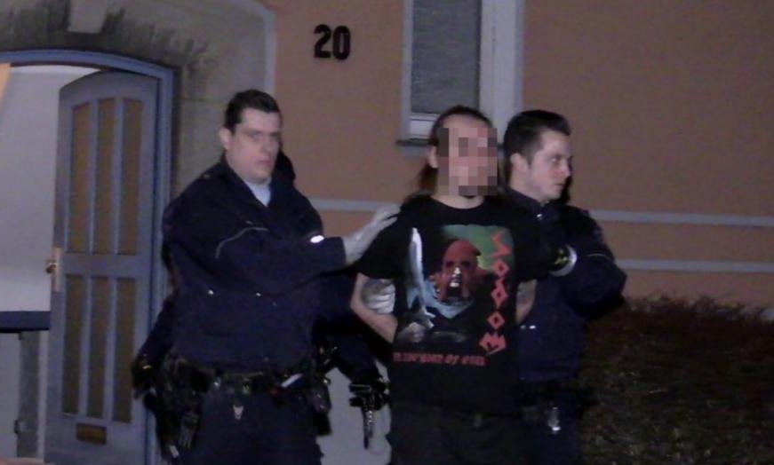 Messer in Bauch gerammt: Festnahmen in #Dinslaken.  bild.de/regional/ruhrg… https://t.co/38lgMoOf5J