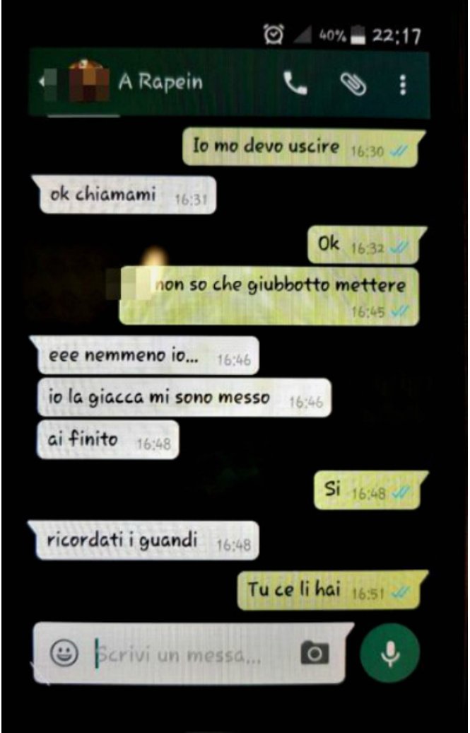 akakarolina's tweet photo. #Rapein ieri sera sentendo @GeppiC a #LeParole la chat sono morta. I guanDi? Si, ma senza dita... Eccola. Nome in codice Rapein 😂 https://t.co/BYRhNsMtBs
