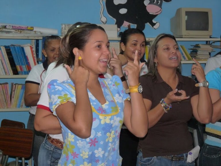 JauaMiranda's tweet photo. MAESTRAS Y MAESTROS son sujetos protagónicos  de nuestra sociedad. Artículo https://t.co/G0AujShQ5x Feliz día,maestros y #MaestrasDeLaPatria https://t.co/u2hDQu2gZp