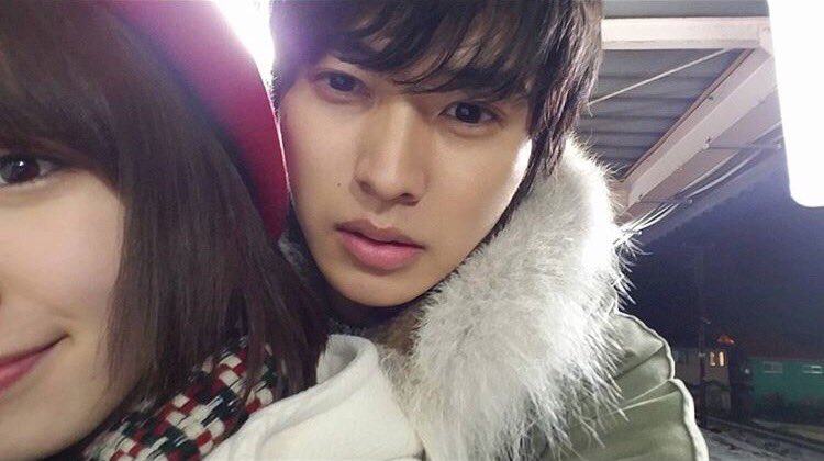 Kentao1516's tweet photo. 久しぶりのインスタ投稿嬉しかったけど…隣誰？！撮影みたいだけど悲しい…😢
#山﨑賢人
#久しぶりの
#Instagram 
#隣誰
#撮影だとしても
#悲しい

共感してくれた人RTお願いします！！😥😢😭 https://t.co/mZVsTGZrUB