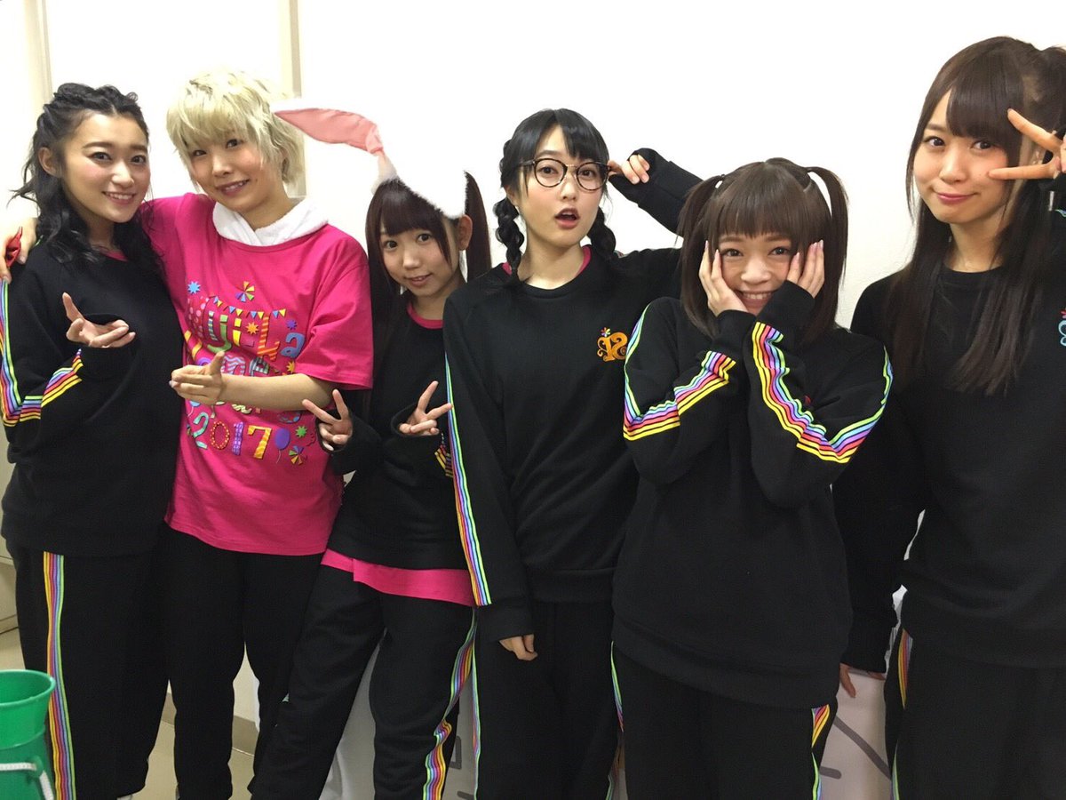 久保田未夢 I Ris V Tvittere 虹会ホームパーティー夜の部 ありがとうございました 夜は三つ編みのメガネボタでした ラフなかんじがホームパーティー感あるね スウェットでライブするの不思議な感覚だった 次のファンクラブイベントは大阪だーー 待ってろ