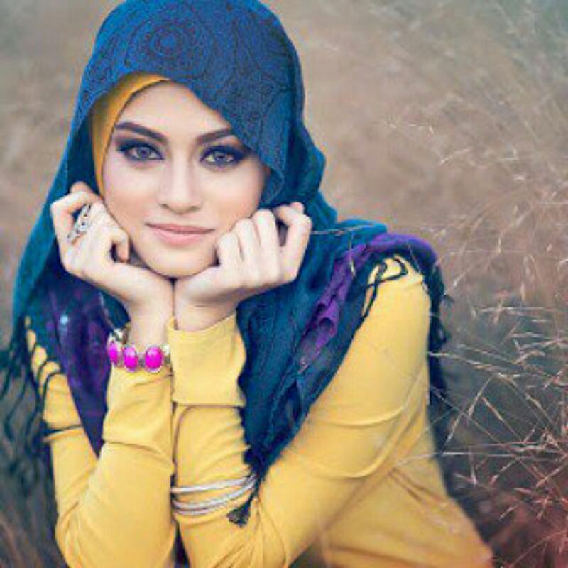 آلفتآة آلمحترمة
ليسسَت آلتي لآ تكلم آلششبآب أبداً
وآنمآهي آلتي حينما تجلس بين 100شآب
لآ أحد يتعَدى الحدودُ معَهآ

للعقـُـول / الرآقــيَة ♫