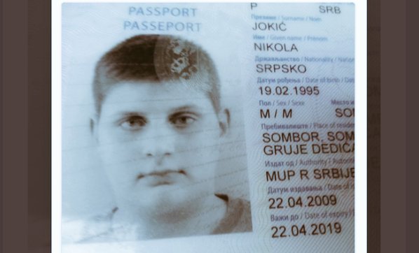 Preduhitrivach's tweet photo. Još kao klinac je svojim fintama slao druge po burek.
A onda bi taj burek pojeo. 
Nikola Jokic #NBAVote https://t.co/nvP6jlkdjL