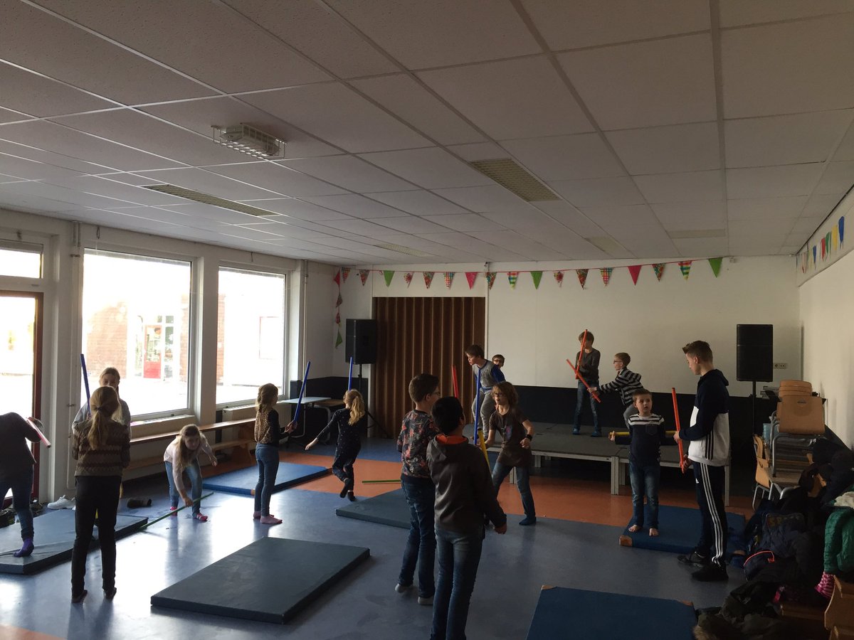 Buurtsport Oss-zuid 2017. Stoeispelen en circus😁👍 <a href="/SEC_Oss/">SEC</a> <a href="/BSPiusX/">BS Pius X</a>