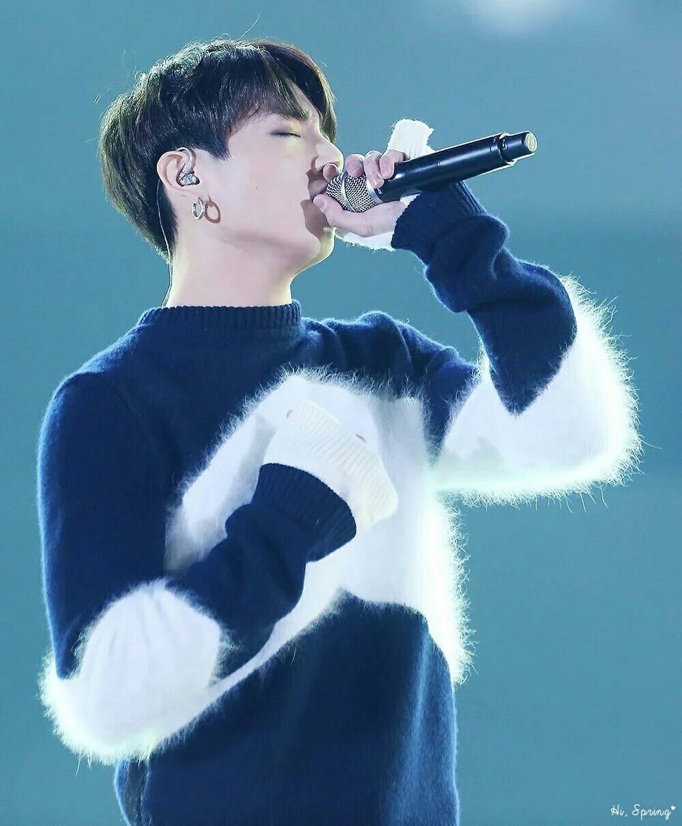 pau_nochuKOOK's tweet photo. I just love it so much whenever Jeon Jungkook is on stage, singing with his eyes close & feeling every word of the song❤
#전정국 #MyFaveSinger🎤 https://t.co/QWoAnbxJaB