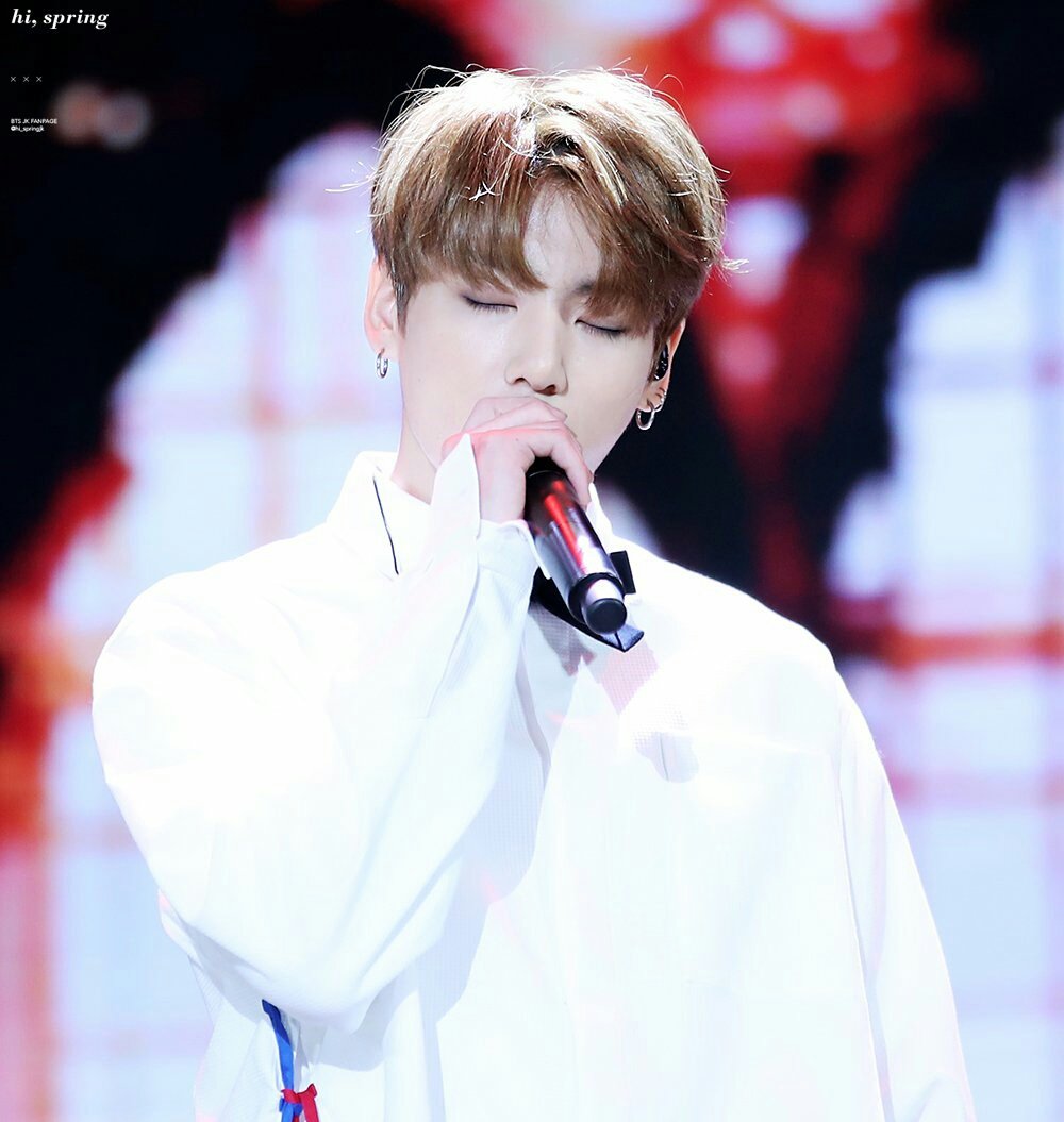 pau_nochuKOOK's tweet photo. I just love it so much whenever Jeon Jungkook is on stage, singing with his eyes close & feeling every word of the song❤
#전정국 #MyFaveSinger🎤 https://t.co/QWoAnbxJaB