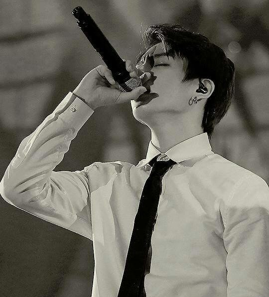 pau_nochuKOOK's tweet photo. I just love it so much whenever Jeon Jungkook is on stage, singing with his eyes close & feeling every word of the song❤
#전정국 #MyFaveSinger🎤 https://t.co/QWoAnbxJaB