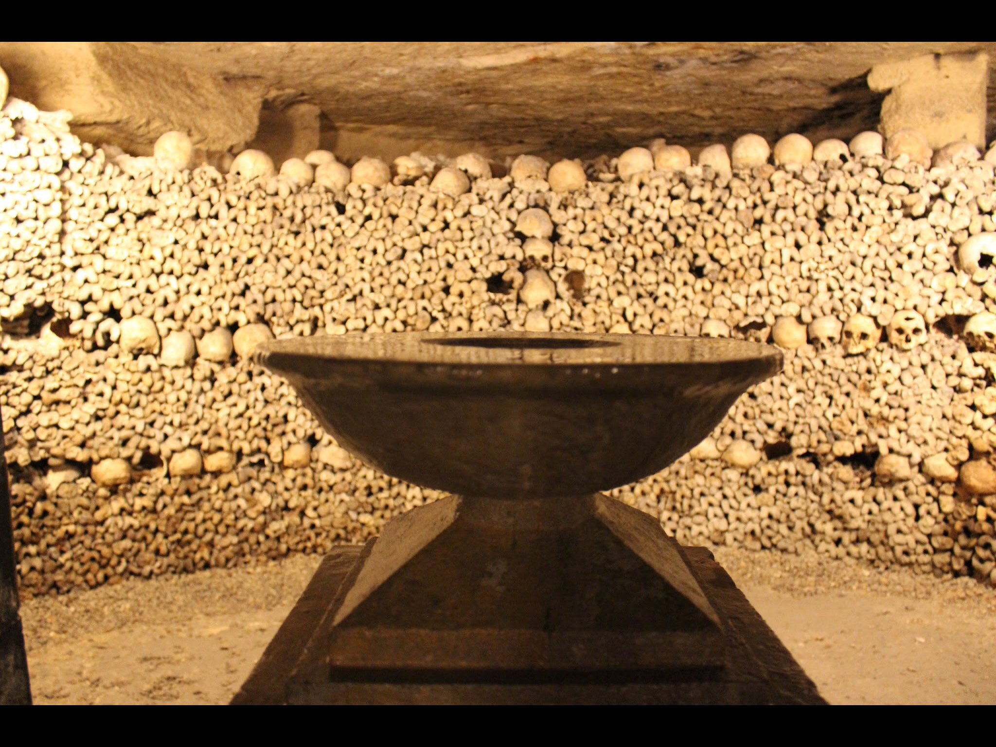 こふ パリでぜひとも行ってみたい場所がある カタコンブ ド パリという所 ユニティやった人はわかると思うけどエンドロールの不気味なやつね マジで怖いらしいので耐性ない人はやめといた方がいいとも書いてある けどアサクリクラスタとして行っておき