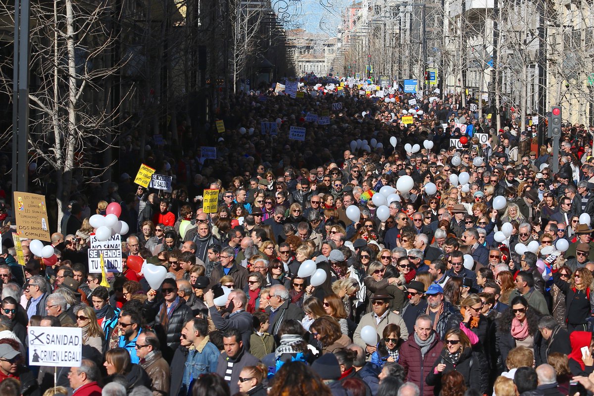 ideal_granada's tweet photo. #2hospitalesya Multitudinaria asistencia a la manifestación en #Granada. Toda la info, aquí https://t.co/f33iwRK8Wo https://t.co/GuMu5Jkghy