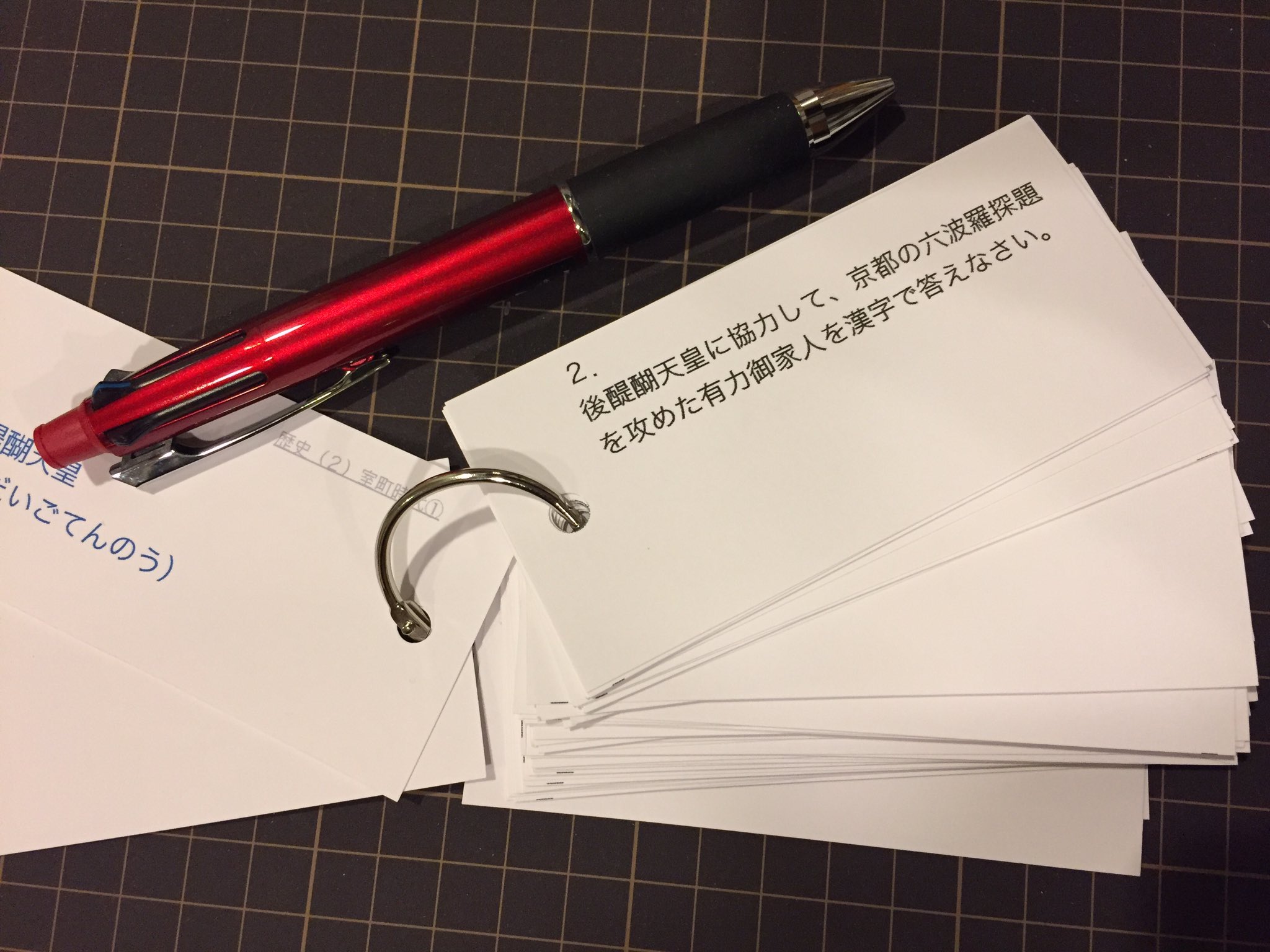 椎堂かおる 長女 小5 の塾勉用の暗記カード制作がやっと軌道に乗った Mac使いなのでpagesでa4に12枚分のカード の裏表を印刷するテンプレートを作り ペーパークラフト用のa4厚手マット紙に両面印刷 スライドカッターで裁断 パンチで穴あけ で完成