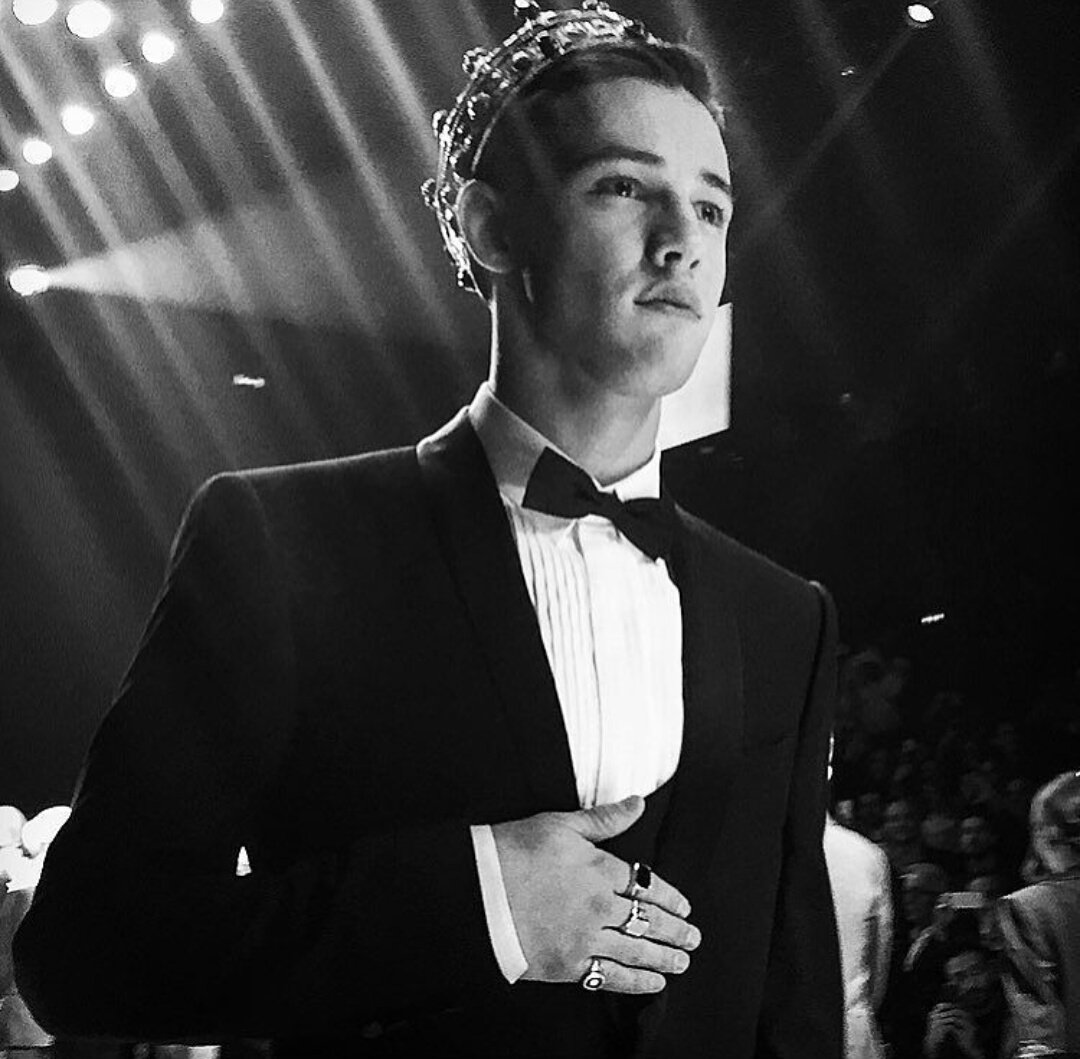 CameronDFrance's tweet photo. Cam pendant son défilé D&amp;G lors de la #JZEnDGfw18 à Milan https://t.co/YeyHm5xdkS