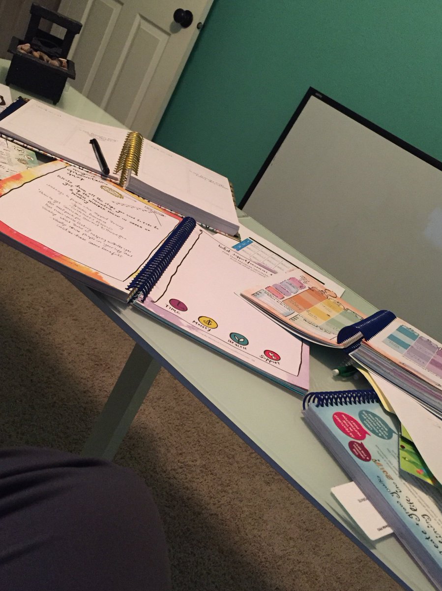 QCThrivers's tweet photo. Anyone else getting ready to rock 2017?! #planning #setgoals #iam2017 https://t.co/0PeZqkOxI0