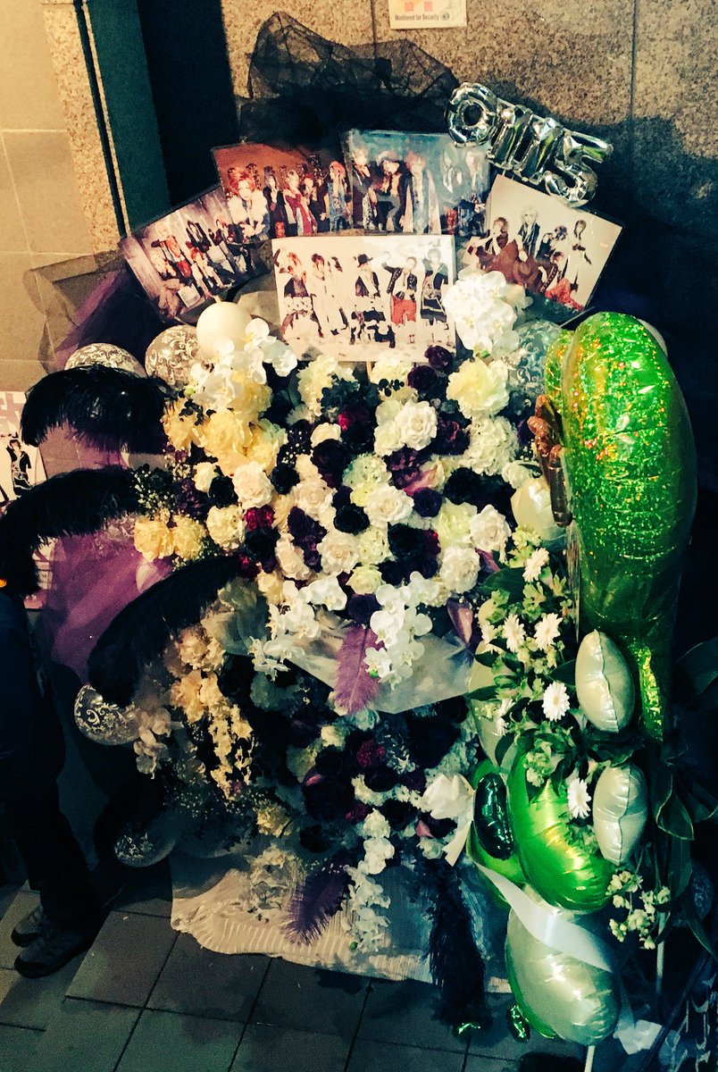 LI_17_reona's tweet photo. グラムヘイズの解散ワンマンに行きました。誰かの解散ライブで泣いたのは初めてです。ほんとそれくらい付き合いが長く、色々思い出があるバンドでした。
グラムヘイズになってからは対バンできなくて初めて見たけれど、懐かしい曲も聴けたし、やっぱり良かった。
お疲れ様でした！ https://t.co/qrBoze3c7r