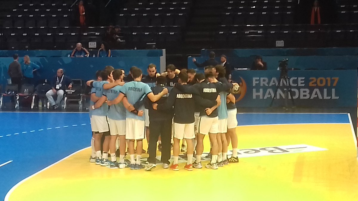 PASCAL92vvv's tweet photo. #argentina #ARGSUE concentration #Handball2017 https://t.co/EOpFI3tLg2