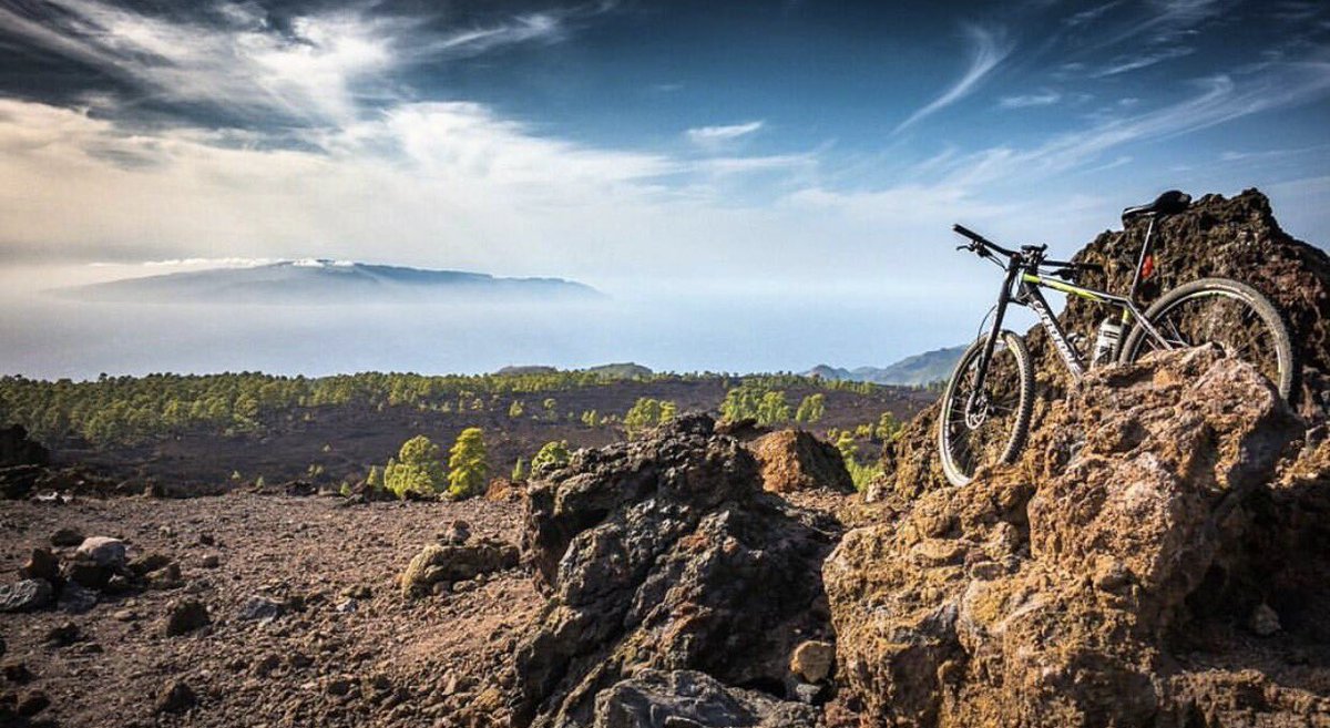Breathtaking views from El Teide to La Gomera island. Special client took this amazing 📷 while he ride on a Cannondale around all the Island