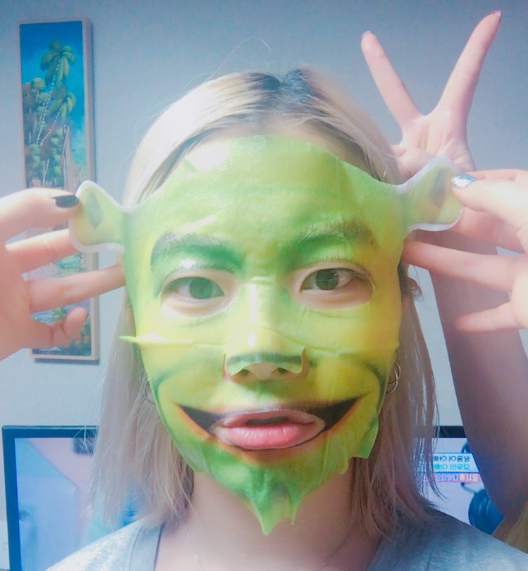 LC__zuny's tweet photo. #건조한 #피부 #촉촉 #팩 하는중 ✌🏻
😂😂😂😂😂
잘어울리는듯?? 헤헷 😜 https://t.co/3U1xVEuP04