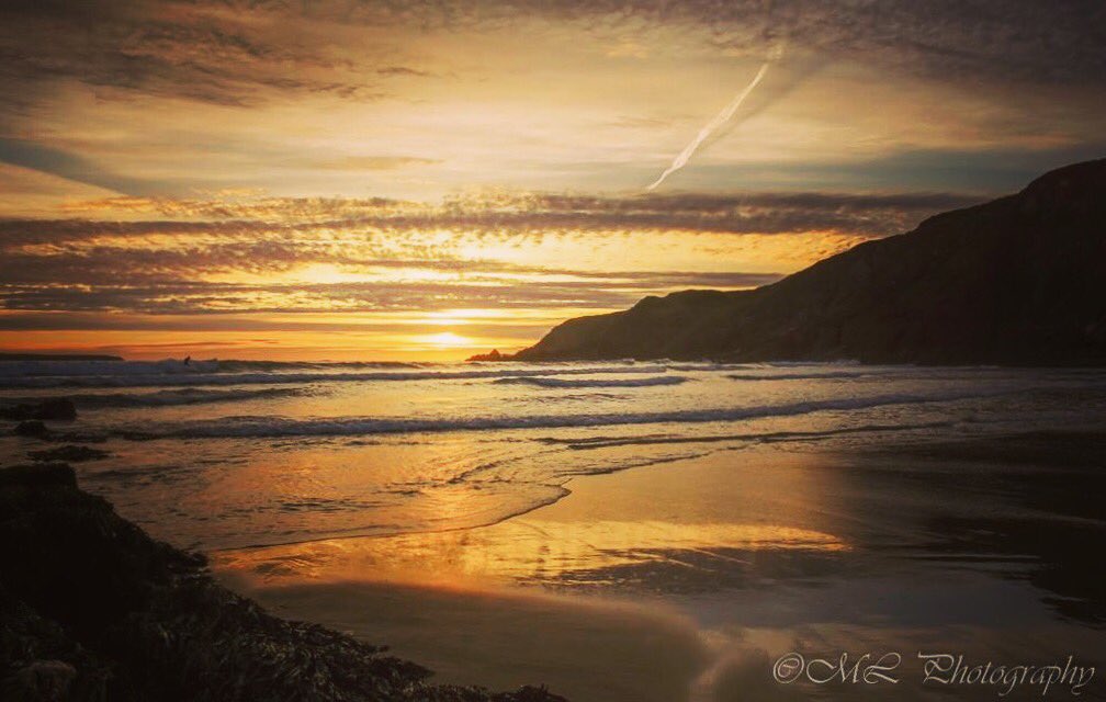 ItsYourWales's tweet photo. It's the golden hour at West Dale with Mandy courtesy @LlewellynMandy #wales #welshtranquility https://t.co/NQBLDwMyWZ