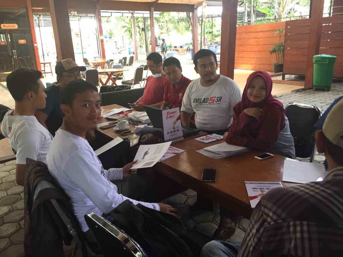 SRbergerak's tweet photo. 4. Kurir baru antusias menceritakan awal mula mengetahui #SedekahRombongan &amp; kemantapan bergabung menjadi kurir https://t.co/ZcOaqnlTzm
