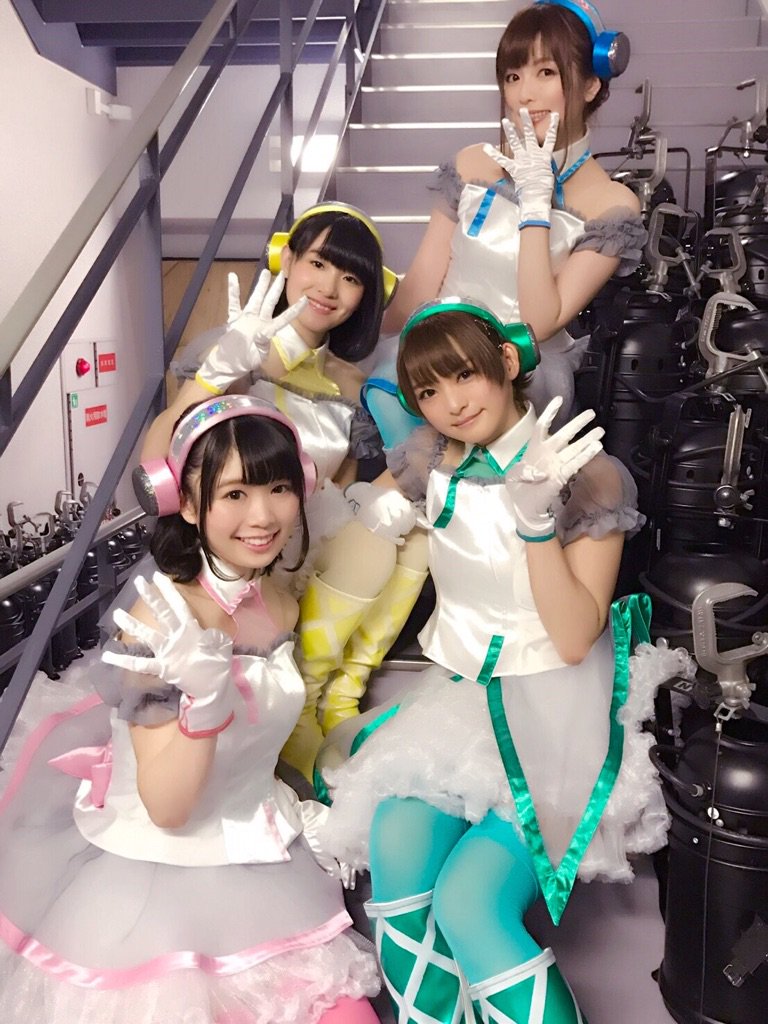 井澤詩織 ウィッチナンバー4でパシャ ヽ ゚ ゚ 人 ゚ ゚ ノヽ ゚ ゚ 人 ゚ ゚ ノ階段で撮影したら良い感じに謎の未来感が 笑
