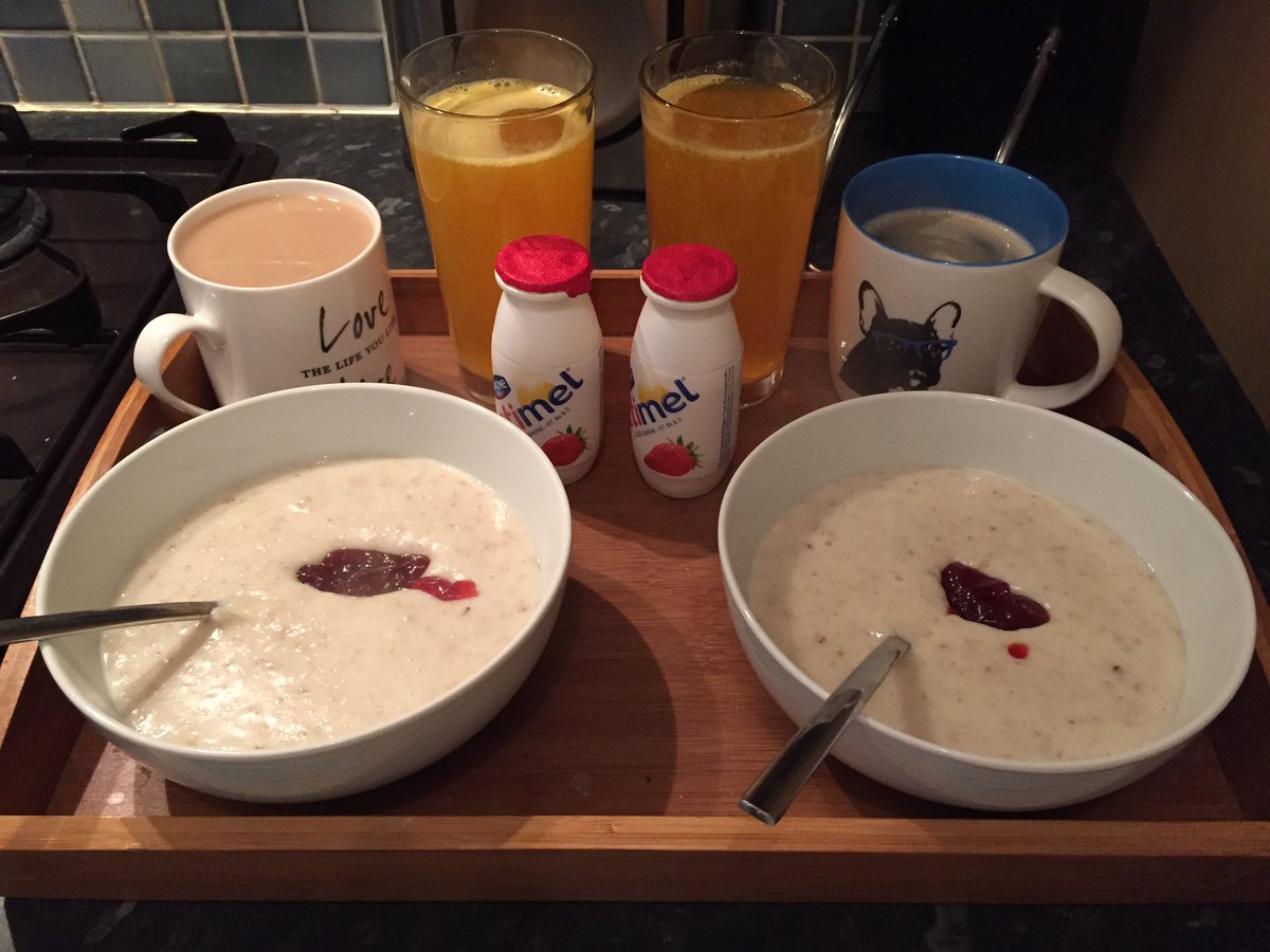 Selasaurus's tweet photo. Pre-training Fuel Up ๐ช๐ผ #Porridge #DecaffTea #Berocca #Actimel https://t.co/k6PMJfReUY