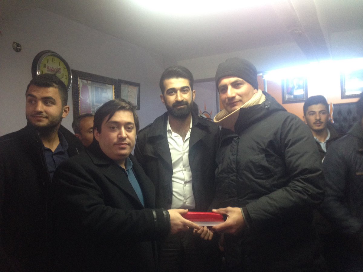 AK Gençlik Mardin (@akgenclikmardin) on Twitter photo MKYK üyemiz <a href="/selcuksumer24/">Selçuk Sümer</a> ile birlikte yeşilli mahallerinde başbakanımız <a href="/BA_Yildirim/">Binali Yıldırım İletişim Ofisi</a> 'ın mektubunu dağıttık. <a href="/AKGenclikGM/">AK Gençlik</a> <a href="/mecertas/">Melih Ecertaş</a> MKYK üyemiz <a href="/selcuksumer24/">Selçuk Sümer</a> ile birlikte yeşilli mahallerinde başbakanımız <a href="/BA_Yildirim/">Binali Yıldırım İletişim Ofisi</a> 'ın mektubunu dağıttık. <a href="/AKGenclikGM/">AK Gençlik</a> <a href="/mecertas/">Melih Ecertaş</a>