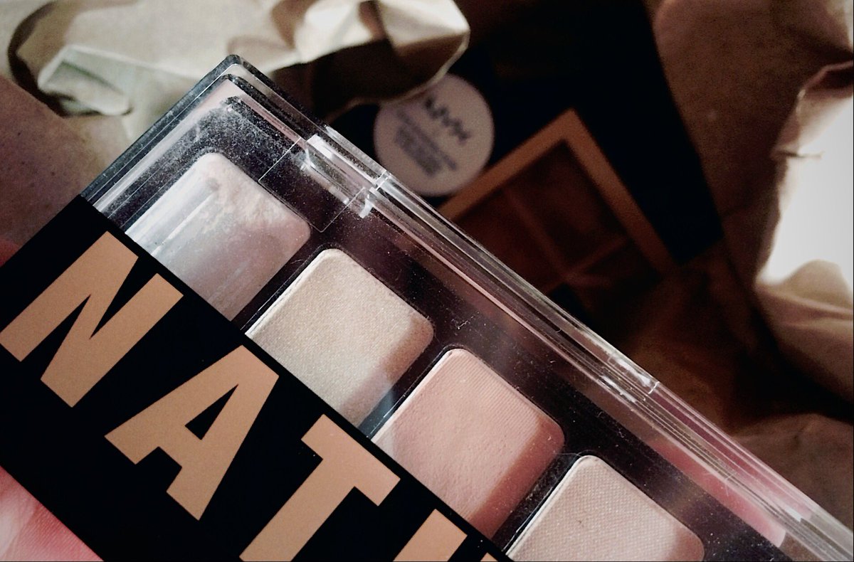 Charrrmr's tweet photo. Когда тени не были готовы к суровости нашей почты😔
#makeup #nyx #fail #nyxcosmetics https://t.co/opbZrJUcos