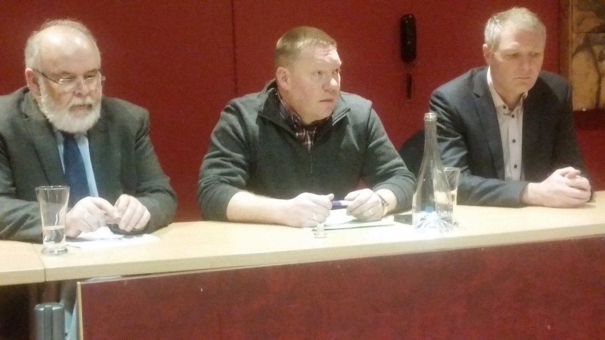 A82Barry's tweet photo. Large crowd gather in ck on Shannon for Sinn Féin briefing on the political situation in the 6 counties @SinnFeinElectio #readyforelection https://t.co/ncfsclO68q