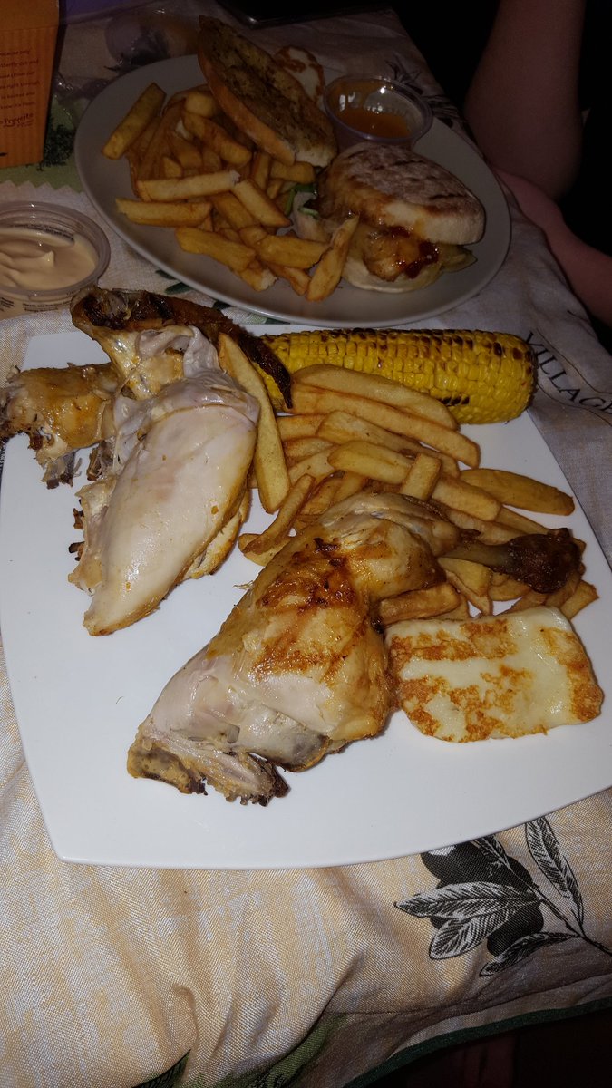 ScottParsons_'s tweet photo. @NandosUK one of the worst takeaways I've ever had.... uncooked chips with no peri salt, dry chicken and the smallest burger! https://t.co/53nlSUexYI