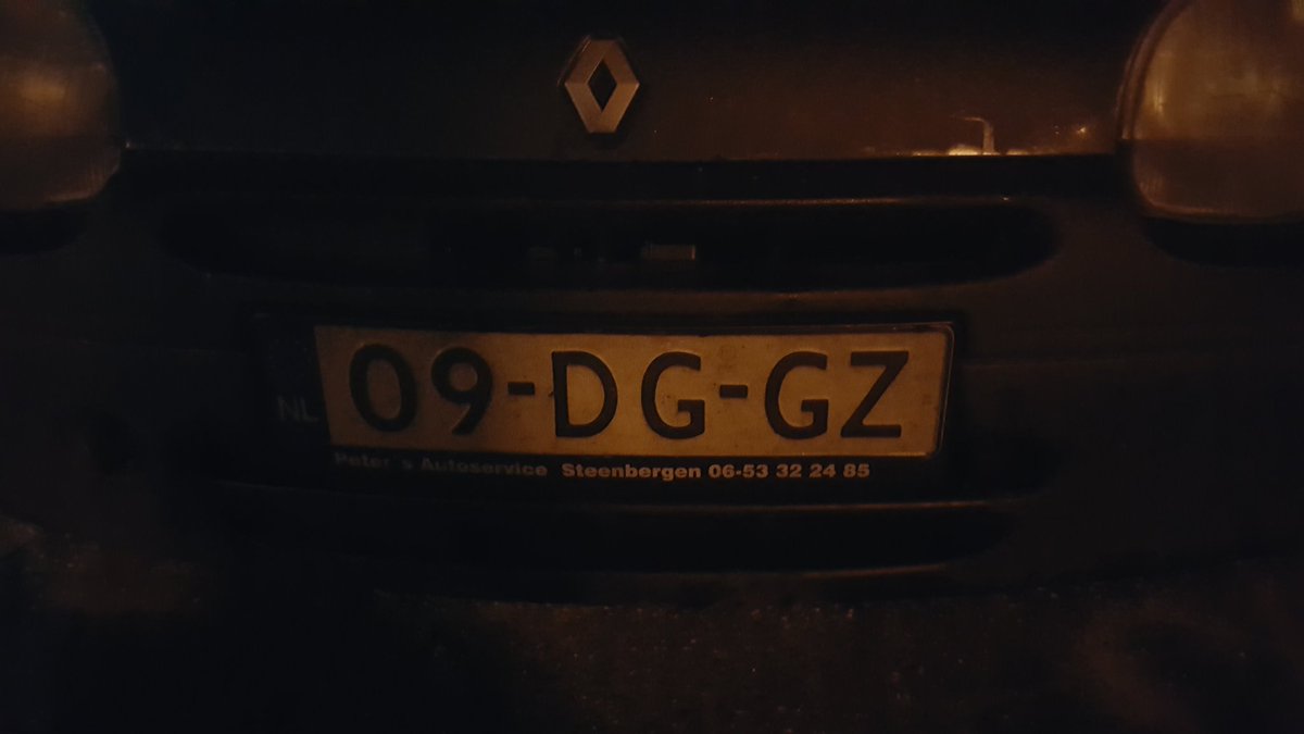 lampenonline's tweet photo. @Politie Auto met onderstaand kenteken al meer als een week op ons parkeerterrein. Misschien dat iemand 'm kwijt is... https://t.co/J1WtzA0jlV