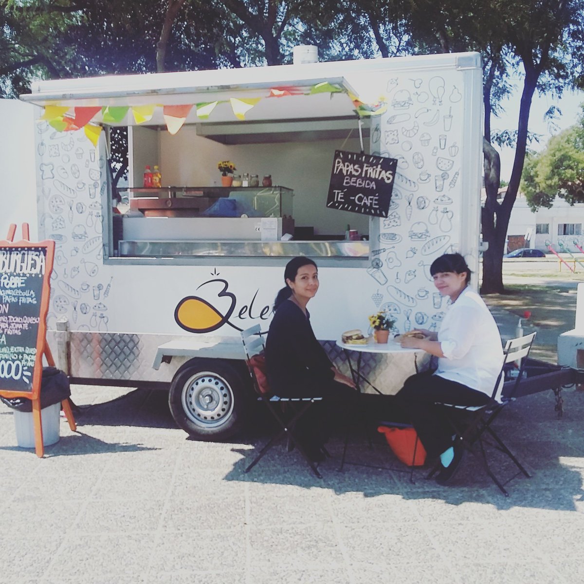 belezaft's tweet photo. Queremos Foodtruck a la plaza en #quilpue. Clientas felices 😀 @mvinambres @quilpueciudad @Quilpue https://t.co/2YXN2EaejF