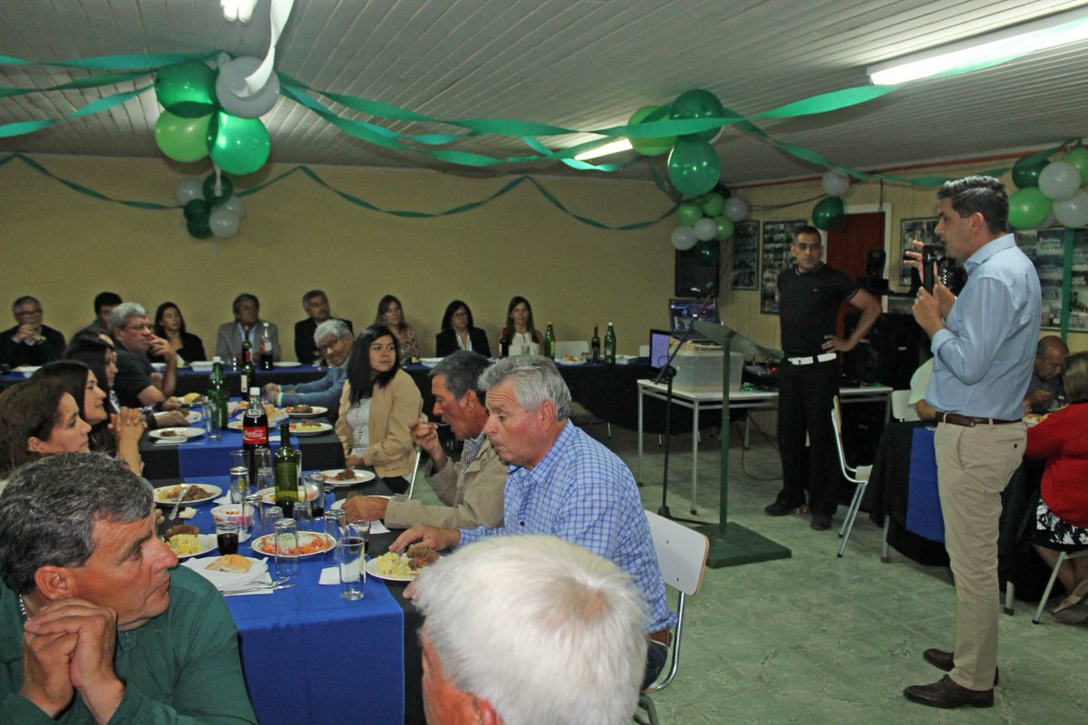 TheKLF1's tweet photo. #Melipilla Nuestro alcalde @IvanCamposCL llegó a la cena bailable para saludar de la rama senior 50 y 60 del Club Deportivo El Bajo. https://t.co/WDO5Gv8r4s