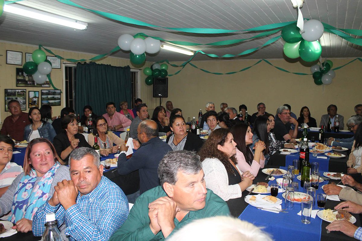 TheKLF1's tweet photo. #Melipilla Nuestro alcalde @IvanCamposCL llegó a la cena bailable para saludar de la rama senior 50 y 60 del Club Deportivo El Bajo. https://t.co/WDO5Gv8r4s