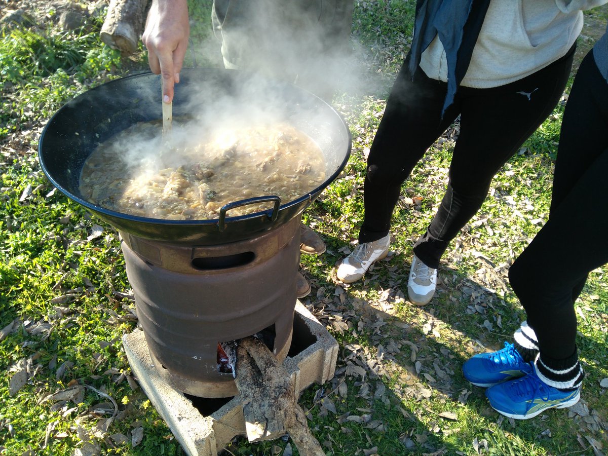 AdarveCultural's tweet photo. Preparando la actividad del próximo sábado. Arroz con conejo en un marco incomparabable @ElArrecifeViejo con @ZingrinLab #Carmona https://t.co/cBTYMDnMPy