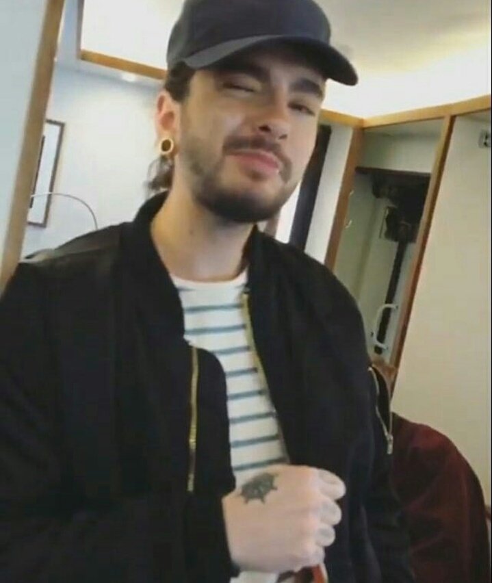 smilythings's tweet image. When you wake up in the morning and try to look at your phone