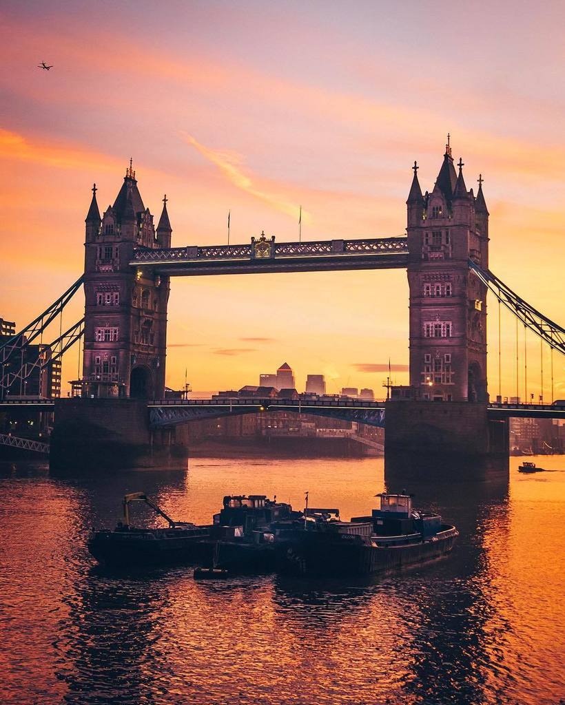 alanisko's tweet photo. If you get up early you'll be rewarded with sunrise like this 😉🌅🇬🇧💂🏼♀️ #sunrisecatcher #t… https://t.co/RlzJf6jLmD https://t.co/I76Do0JKDN