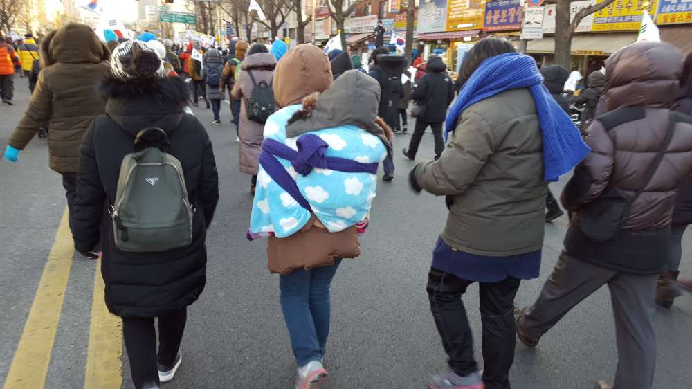 말이 필요 없습니다.
이게 국민들의 마음이고 행동입니다.
헌재와 특검은 보이십니까??????

오늘 건진 최고의 사진중 하나였다. 애국우파 엄마의 힘은 위대하고 강하다. ilbe.com/9299146272