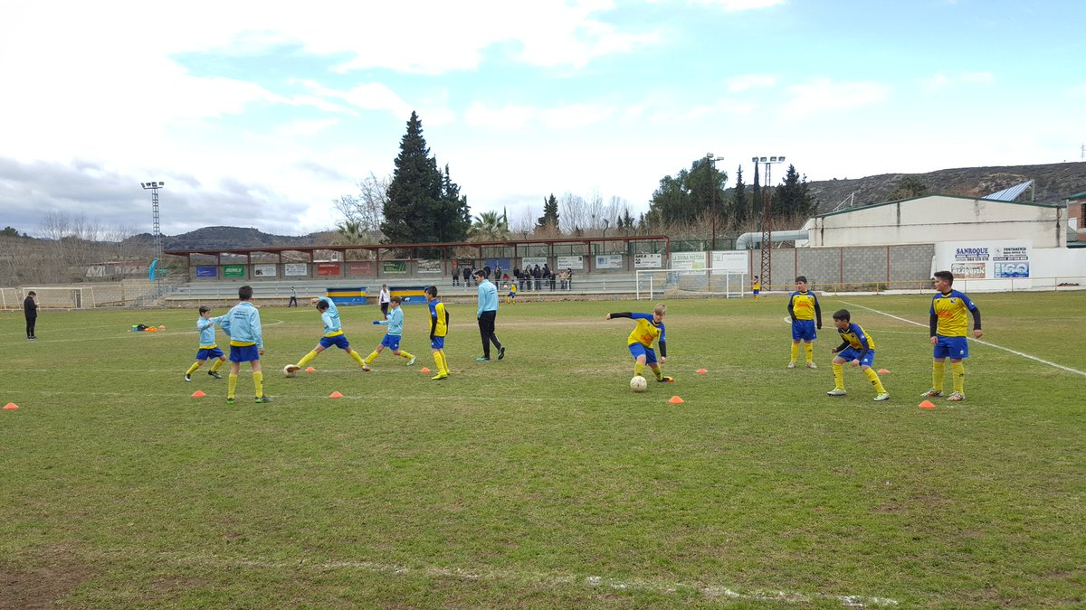 VteCapilla's tweet photo. Calienta el Infantil @cdjerica. Apunto de empezar el partido ante el Soneja. VAMOS https://t.co/M71zSXRneb