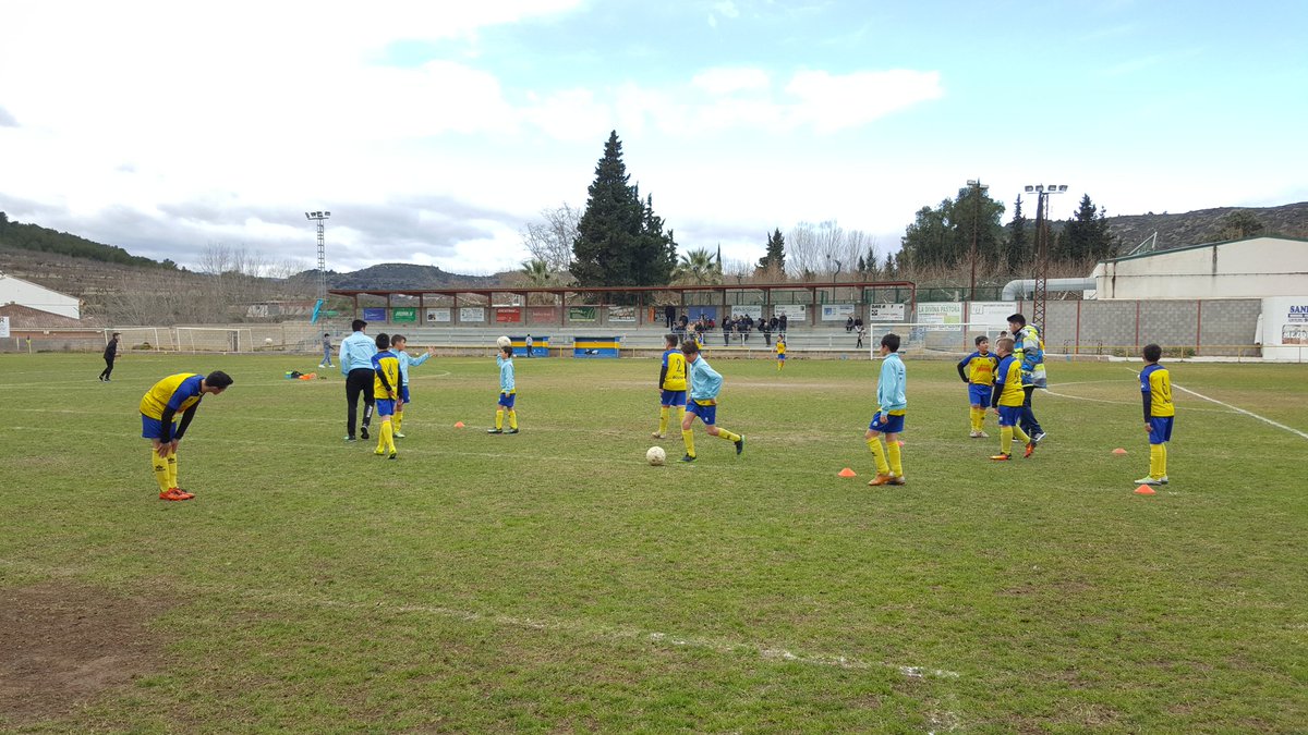VteCapilla's tweet photo. Calienta el Infantil @cdjerica. Apunto de empezar el partido ante el Soneja. VAMOS https://t.co/M71zSXRneb